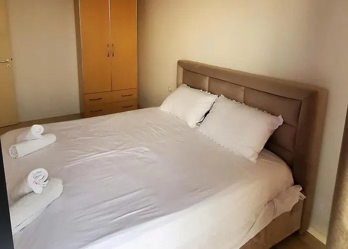 With Balconies 公寓 *